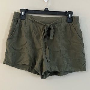 Green casual shorts